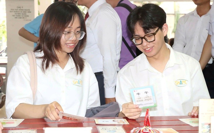 Bên trong nhà máy nhựa, sinh viên thấy gì từ quy trình sản xuất thực tế chuẩn xanh? - Ảnh 1.