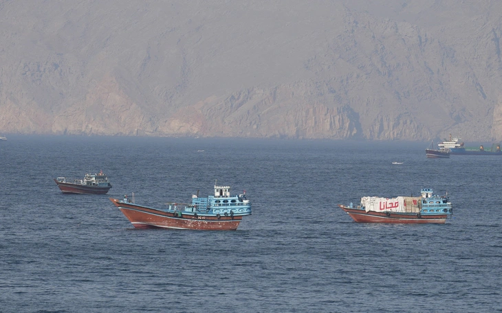 Iran nổ súng chặn hai tàu Ấn Độ đi qua eo biển Hormuz - Ảnh 2.