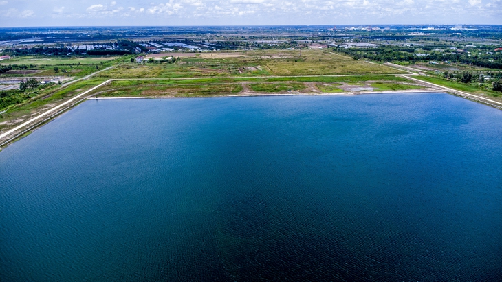 Hồ nước ngọt lớn nhất miền Tây 250 tỉ đồng: Xây xong 2 năm vẫn ‘trùm mền’ chờ nhà máy - Ảnh 2.