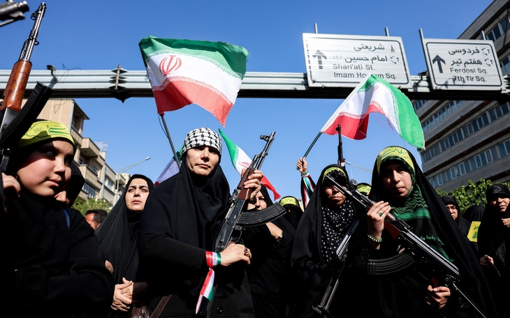 Quân đội Mỹ chuẩn bị khám xét tàu dầu liên quan đến Iran - Ảnh 3.