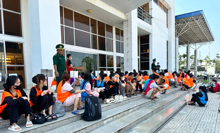 Tiếp nhận 12 công dân Đắk Lắk trở về từ Campuchia, điều tra đường dây 'việc nhẹ, lương cao' - Ảnh 2.