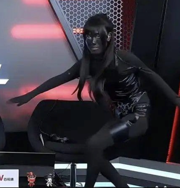 Nữ MC 'hóa đen' toàn thân sau lời bình phẩm của cư dân mạng - Ảnh 2.