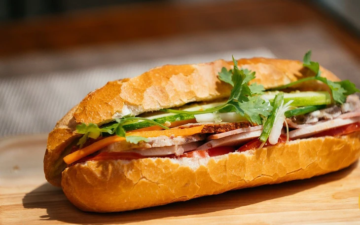  Vụ hơn 20 người nghi ngộ độc thực phẩm: Đình chỉ quán bánh mì - Ảnh 2.