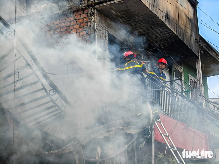 Cháy nhà khu Ba Toa Đà Lạt, các lực lượng vất vả dập lửa - Ảnh 2.