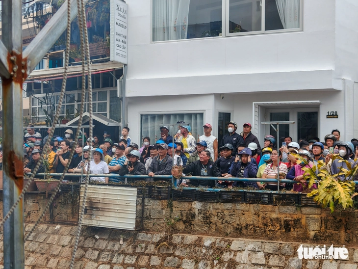 Cháy nhà khu Ba Toa Đà Lạt, các lực lượng vất vả dập lửa - Ảnh 3.