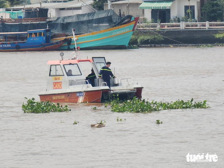 Hai người đàn ông té xuống sông Tiền mất tích sau khi dự tiệc sinh nhật trên tàu du lịch - Ảnh 2.