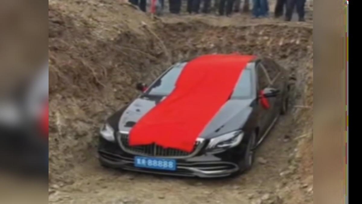 Chôn xe Mercedes tiền tỉ làm đồ tùy táng gây sốc - Ảnh 2.