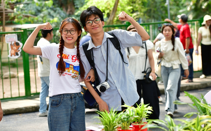 Giỗ tổ Hùng Vương, Thảo cầm viên miễn phí khu lễ hội chiều tới tối, cả ngàn người diễu hành cổ phục - Ảnh 5.