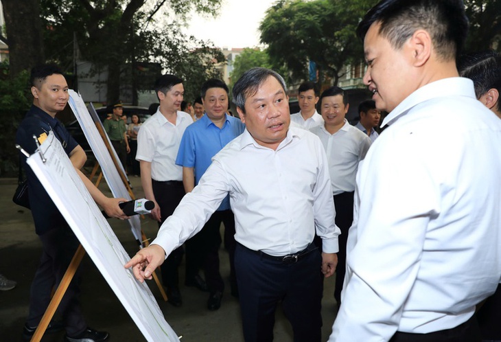Chủ tịch Hà Nội chỉ đạo kết hợp hạ ngầm điện khi làm đường, tránh đào lên làm lại gây lãng phí - Ảnh 2.