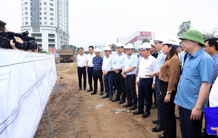 Chủ tịch Hà Nội chỉ đạo kết hợp hạ ngầm điện khi làm đường, tránh đào lên làm lại gây lãng phí - Ảnh 1.