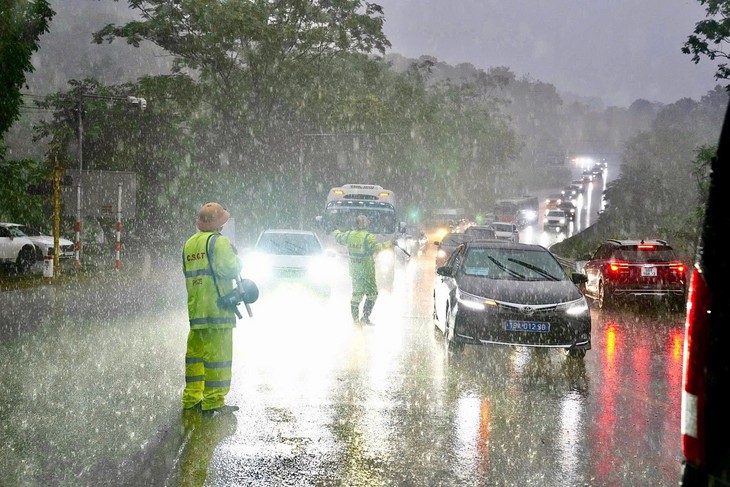 'Bức tường dông' khổng lồ đang quét Bắc Bộ - Ảnh 3.