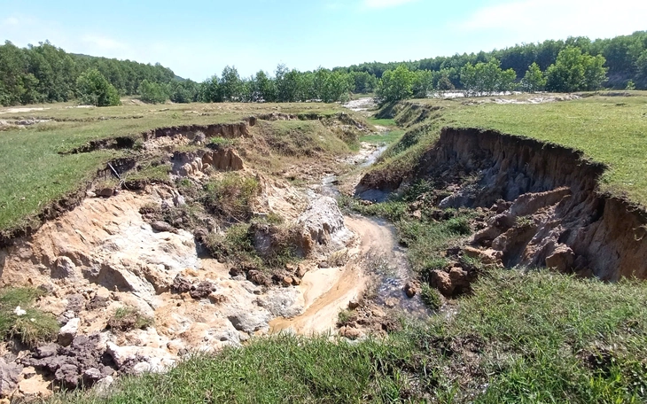 Khởi tố vụ khai thác khoáng sản trái phép khoảng 30.000m³ đất - Ảnh 3.