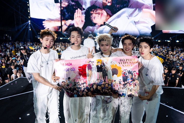 Cực hài: Show 'Anh trai say hi' dùng ảnh 'Anh trai vượt ngàn chông gai'  - Ảnh 3.