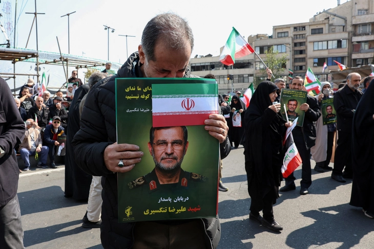 Hàng nghìn người Iran dự tang lễ chỉ huy IRGC, tuyên bố 'kháng cự đến cùng' - Ảnh 4.