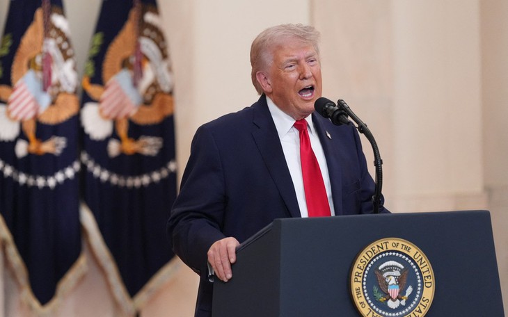 Giá dầu bật tăng 5%, chứng khoán lao dốc sau tuyên bố 'đánh Iran cực mạnh' của ông Trump - Ảnh 2.