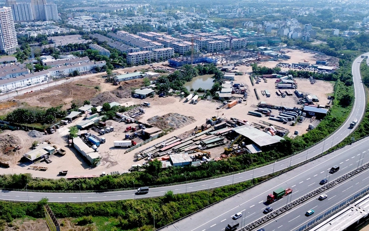 Xe container mất lái lao qua làn phải, ép ô tô 'dính' lan can trên đường Võ Chí Công - Ảnh 6.