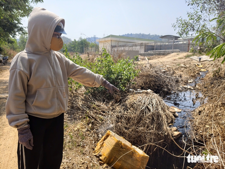 Khói và nước rỉ từ bãi rác ở Đắk Lắk đe doạ môi trường - Ảnh 2.