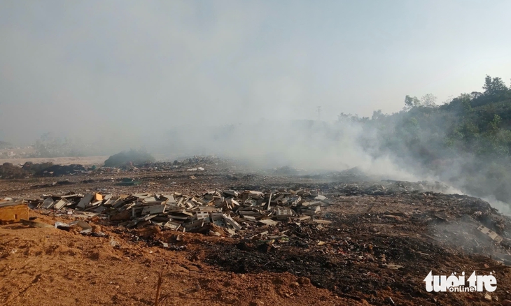 Khói và nước rỉ từ bãi rác ở Đắk Lắk đe dọa môi trường - Ảnh 5.