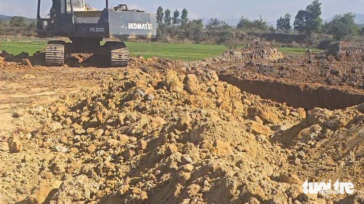 Lợi dụng 'cải tạo đất', múc đất nông nghiệp đem bán? - Ảnh 7.