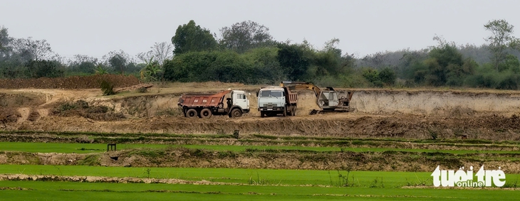 Lợi dụng 'cải tạo đất', múc đất nông nghiệp đem bán? - Ảnh 4.