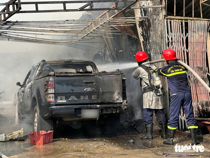 Đà Nẵng: Cháy kho chứa đồ, một ô tô của người dân bị thiêu rụi - Ảnh 1.