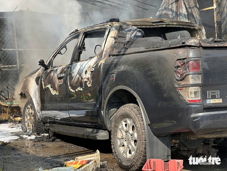 Đà Nẵng: Cháy kho chứa đồ, một ô tô của người dân bị thiêu rụi - Ảnh 2.