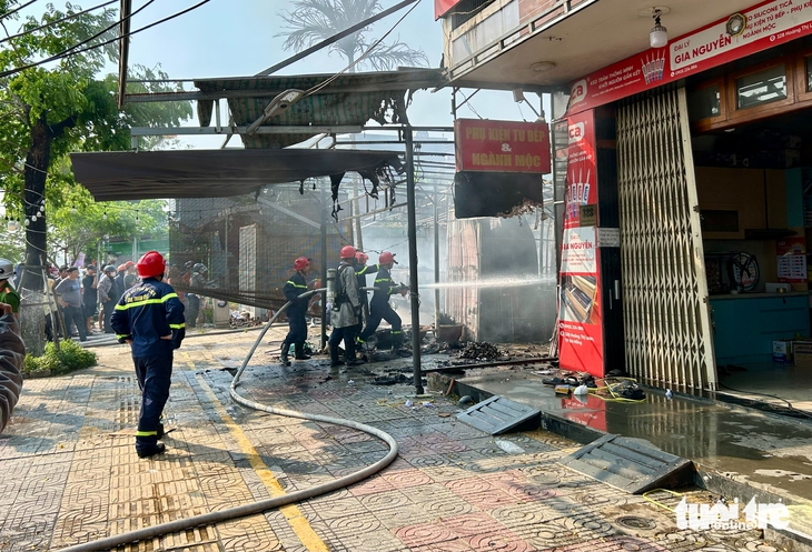 Đà Nẵng: Cháy kho chứa đồ, một ô tô của người dân bị thiêu rụi - Ảnh 3.