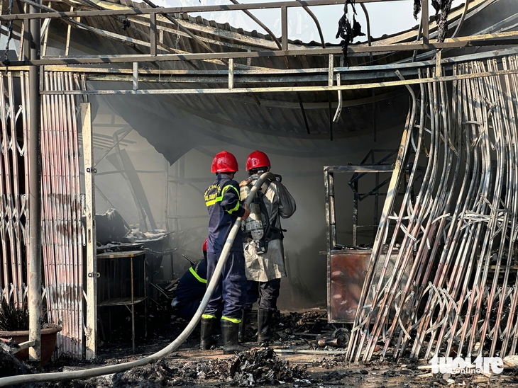 Đà Nẵng: Cháy kho chứa đồ, một ô tô của người dân bị thiêu rụi - Ảnh 5.