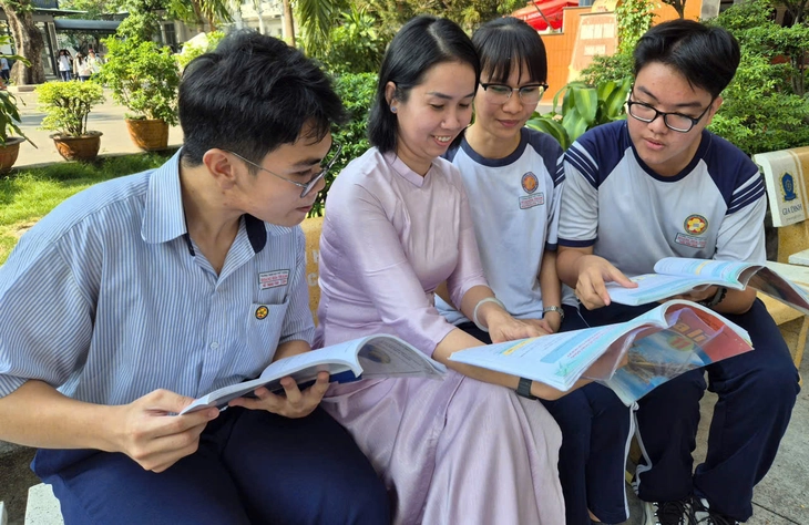 Nam sinh hai lần đoạt giải nhất quốc gia: Giỏi Anh, chinh phục luôn tiếng Pháp C2 - Ảnh 5.