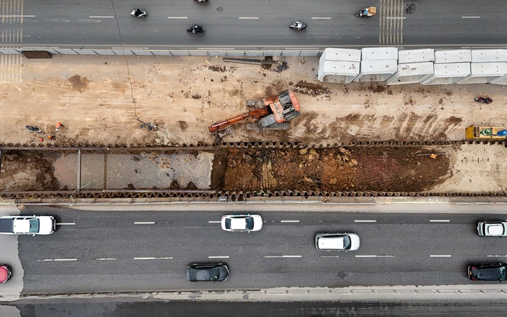 Chủ tịch Hà Nội nói 'tiến độ là mệnh lệnh' khi đi thị sát dự án bổ cập nước sông Tô Lịch - Ảnh 3.