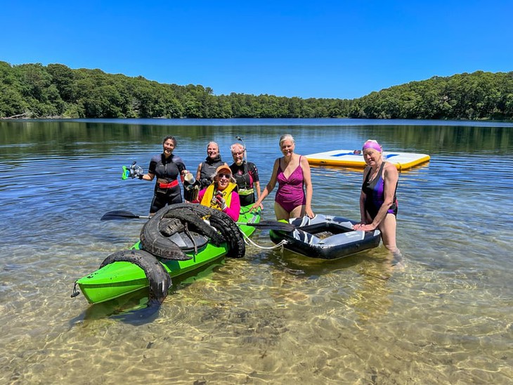 OLAUG: Những cụ bà lặn hồ nhặt rác - Ảnh 5.