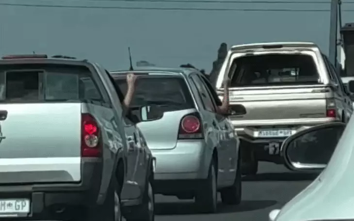 Tài xế xe tải nhanh trí cứu bé gái chập chững băng qua quốc lộ - Ảnh 3.