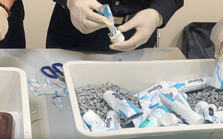 4 tiếp viên Vietnam Airlines bị lợi dụng xách ma túy từ Pháp về Việt Nam thế nào? - Ảnh 2.