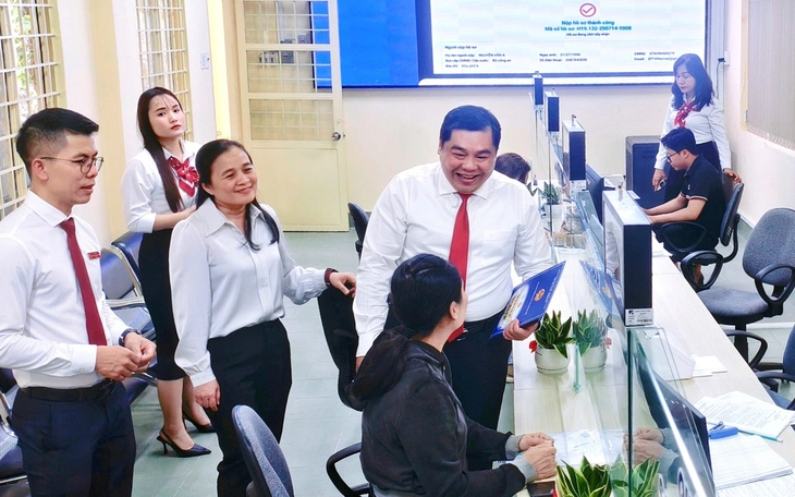 Nhiều xã ở TP.HCM đưa dịch vụ công về ấp, hỗ trợ người dân nộp hồ sơ trực tuyến - Ảnh 6.