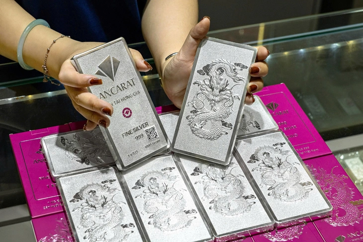 Ông Trump tuyên bố sẽ 'giáng đòn cực mạnh vào Iran', giá vàng giảm mạnh - Ảnh 2.