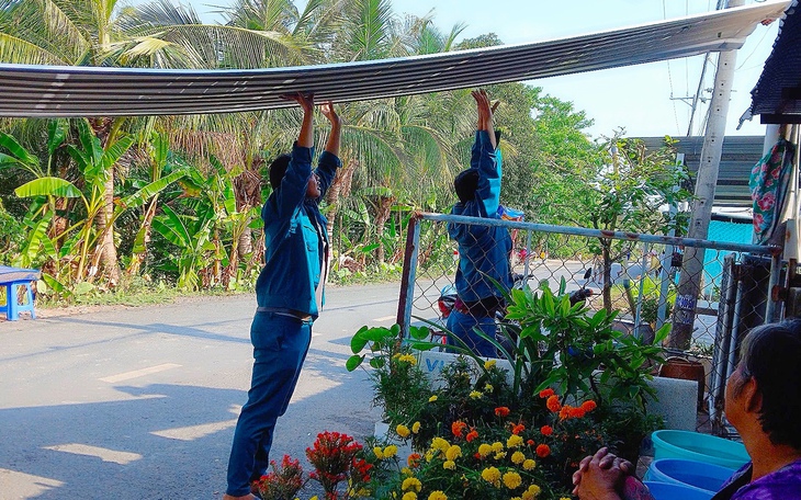 Đồng Tháp khẩn trương hỗ trợ 49 hộ dân bị tốc mái nhà sau trận mưa đầu mùa - Ảnh 3.