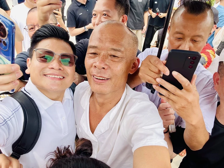 Thử lẩu gà của 'chủ quán đuổi khách', người Việt nhận xét sao? - Ảnh 1.