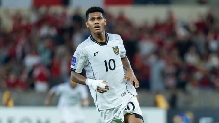 Ngôi sao bóng đá Indonesia gây phẫn nộ vì tung 'song phi cước' vào đối thủ - Ảnh 3.