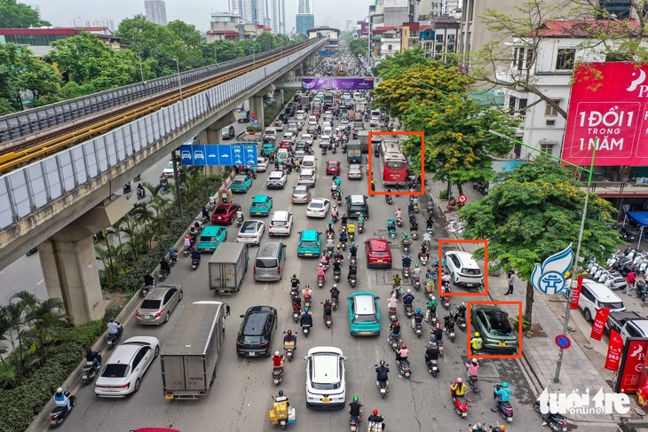 Cảnh sát dùng flycam giám sát, xử lý xe dừng đỗ dưới lòng đường - Ảnh 2.