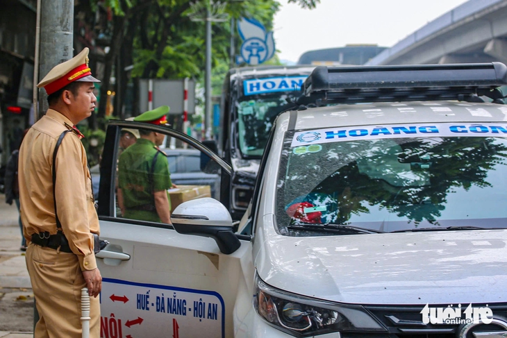 Cảnh sát dùng flycam giám sát, xử lý xe dừng đỗ dưới lòng đường - Ảnh 3.