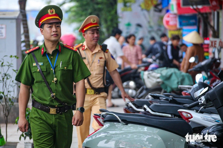 Cảnh sát dùng flycam giám sát, xử lý xe dừng đỗ dưới lòng đường - Ảnh 6.