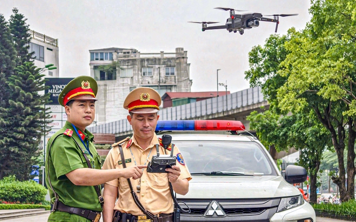 Dừng xe giữa ngã ba nói chuyện, 2 tài xế bị phạt sau phản ánh từ người dân - Ảnh 2.