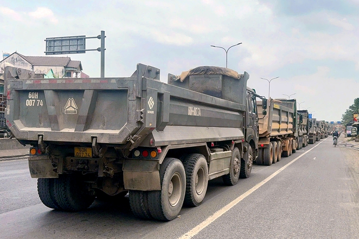 Dân hết kêu trạm thu phí, lại kêu chuyện thi công gây ùn tắc trên quốc lộ 51 - Ảnh 2.