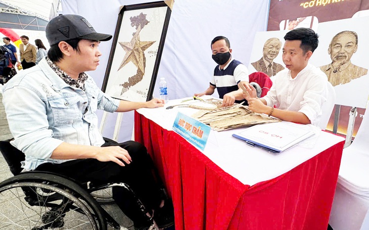 Từ bỏ học vì bị gọi là 'kẻ khùng', mở đường sinh kế số cho người khuyết tật - Ảnh 2.