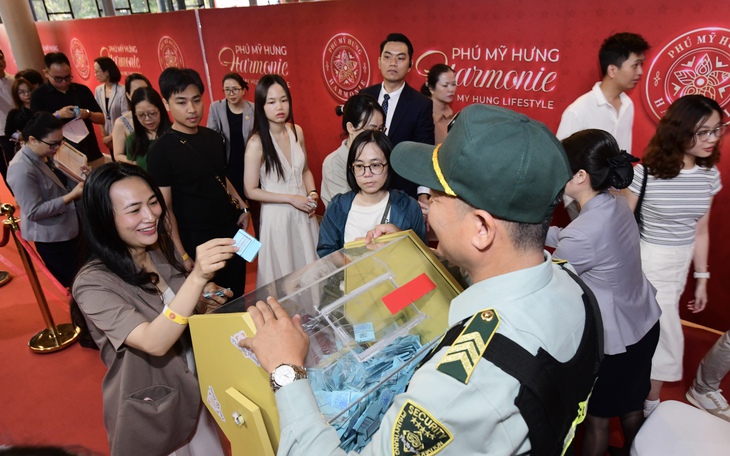 Ngày mới trên công trường Phú Mỹ Hưng Harmonie - Ảnh 8.
