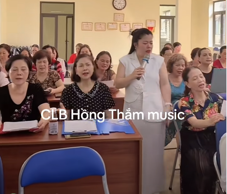 Cha mẹ ông bà 'thi nhau' học hát, cộng đồng con cháu trầm trồ vui nhộn - Ảnh 2.