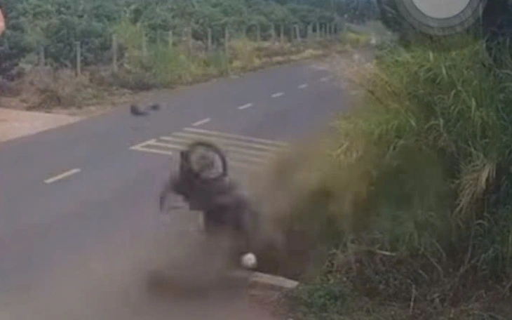 Cơ quan chức năng nói gì vụ bé trai đá bóng làm một người bị tai nạn tử vong - Ảnh 2.