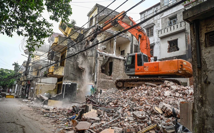 Khung cảnh phá dỡ chưa từng thấy trên phố trung tâm Hà Nội để xây cầu gần 16.000 tỉ - Ảnh 26.