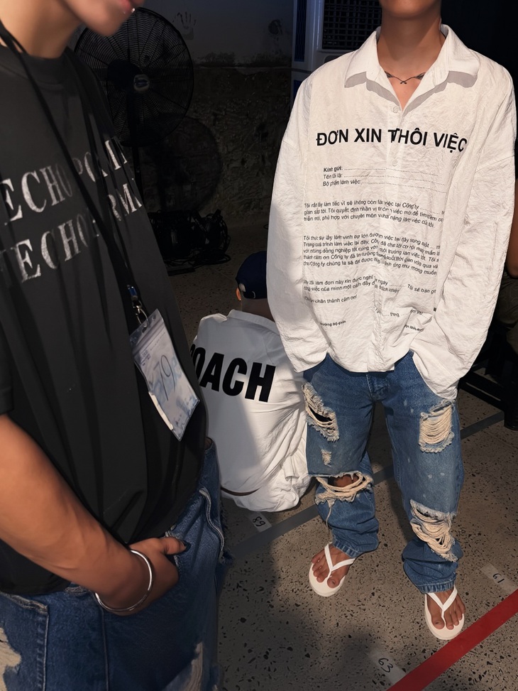 Người trẻ muốn mua áo sơ mi in 'đơn xin thôi việc' để mặc đi làm - Ảnh 1.