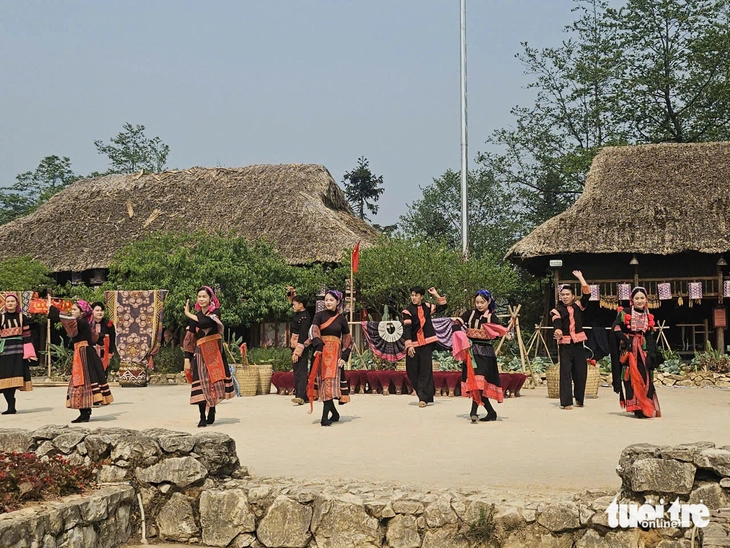 Nghỉ lễ, đến sống chậm ở Sa Pa - 'thị trấn nhỏ đẹp nhất thế giới' - Ảnh 2.